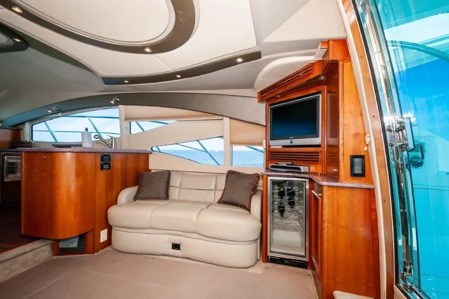 Horizon yacht cabin