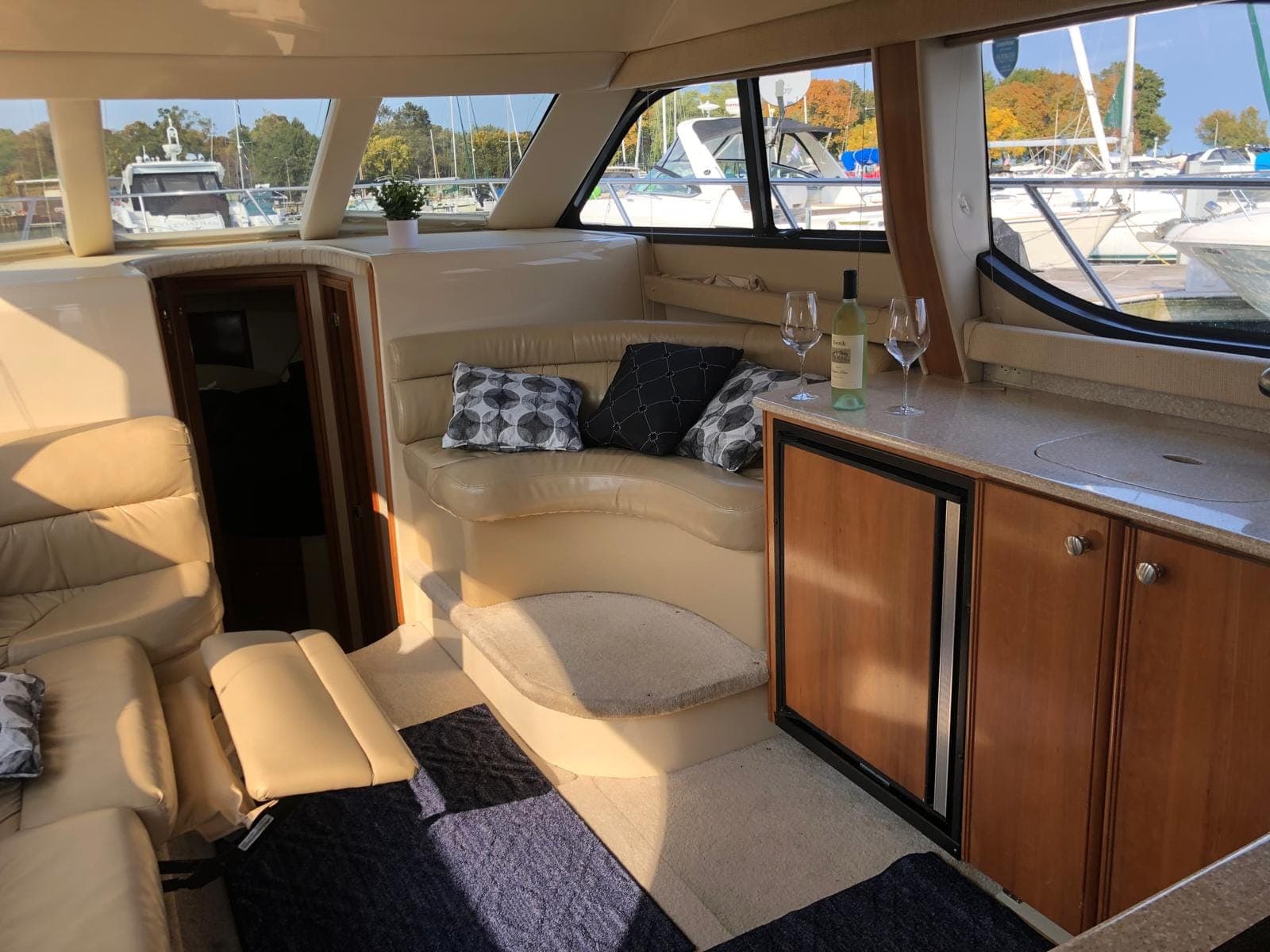 Miss Direction lounge